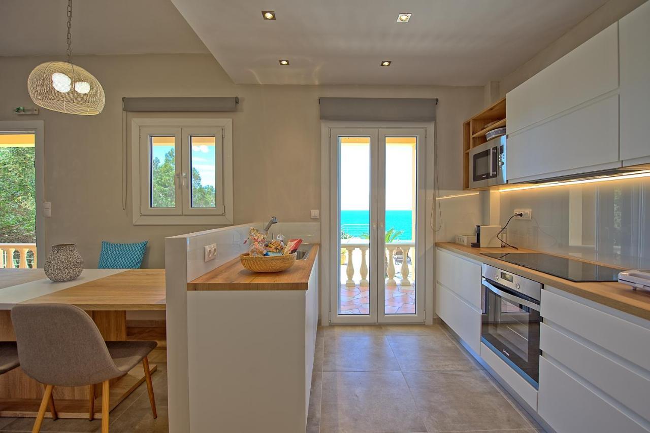 Beachfront Villa Seasun By Posarellivillas Agios Spyridon  Bagian luar foto